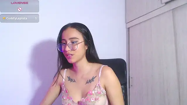 luna_blossom__ live cam preview