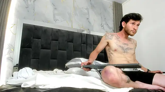 Adrian_Rouse live cam preview