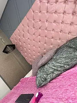 Mia_Land live cam preview