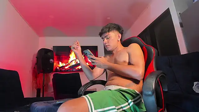 Latin_babyy69 live cam on StripChat