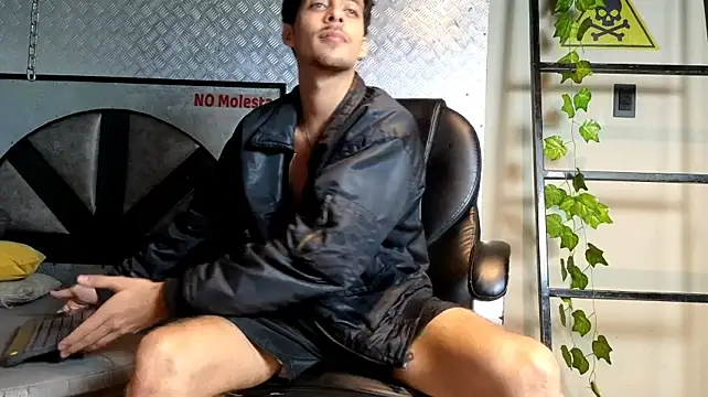 Jeey_Bee live cam on StripChat
