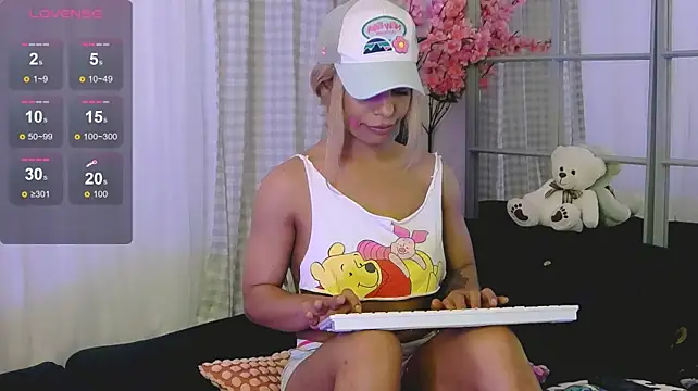 SarahRaynex live cam preview