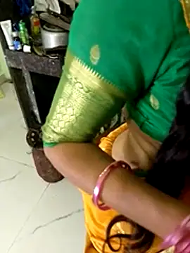 komal_bhabhi4u (Ask my age) - Naked doggy walk