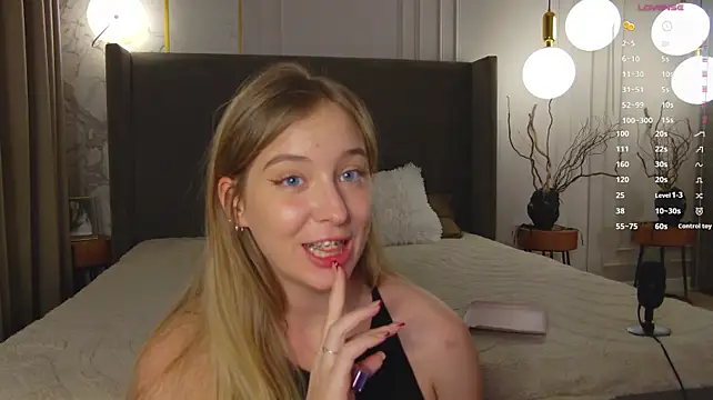 LoraineLuff live cam preview
