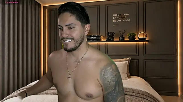 owen-pierces live cam preview