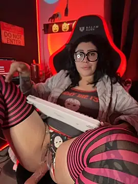 Draculona-666 dildo cum show