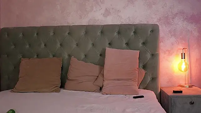 LucyWilow live cam preview