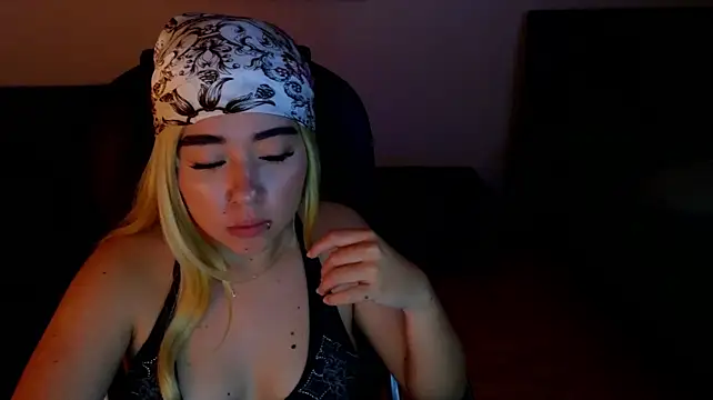 lilmisscloud live cam on StripChat