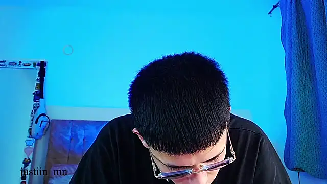 _justinmoon2 live cam on StripChat
