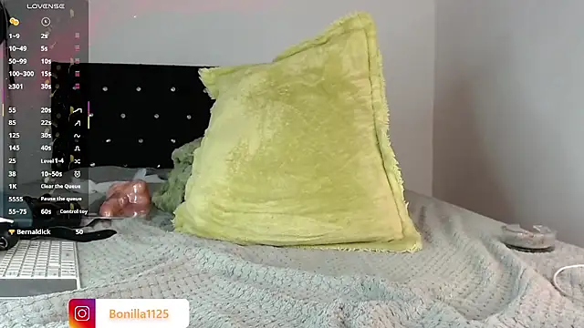 PaleVibes live sex cam