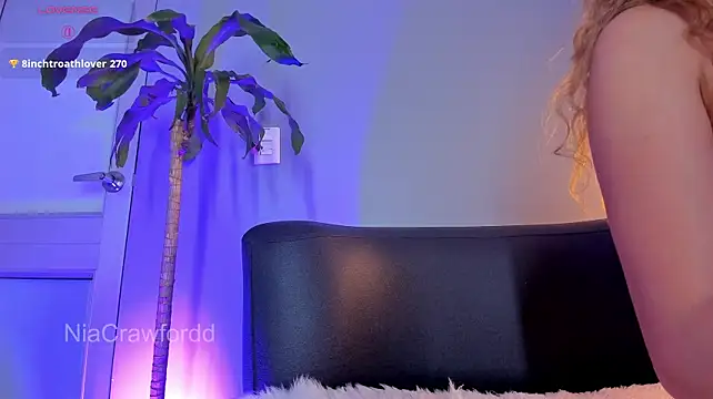 NiaCrawfordd live cam on StripChat