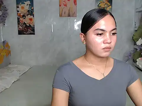 ur_asiankat live cam on StripChat