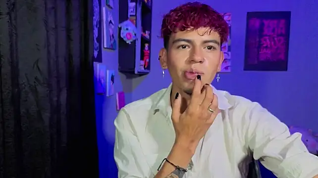 MikeyKuro live cam on StripChat