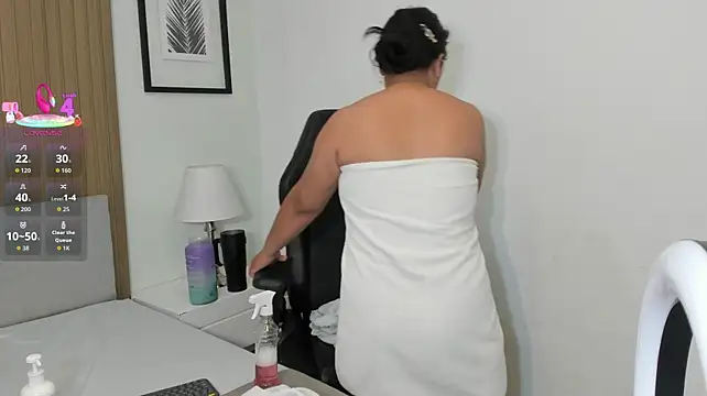 klhoe_boobs webcam