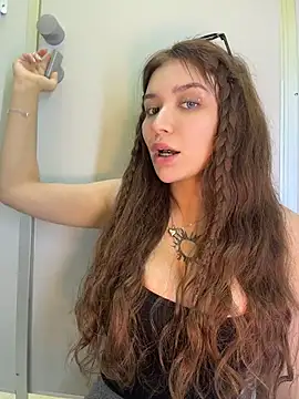 FlashTitsRoyal Live Webcam on Stripchat