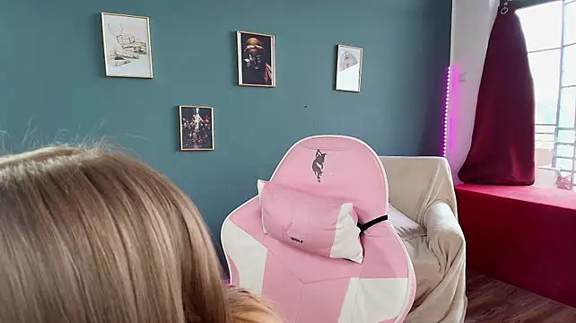 GlowingBlondie live cam preview