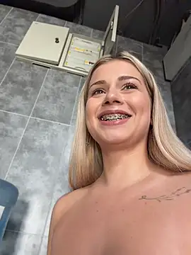 NinaVerse live cam on StripChat