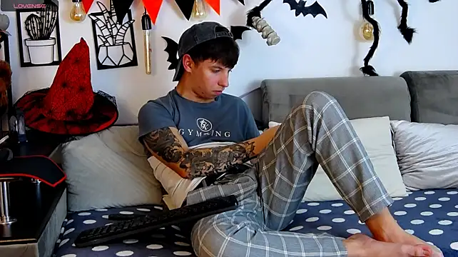 thomasedisonn (M twink) - naked striptease
