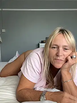 Blondnboujee53