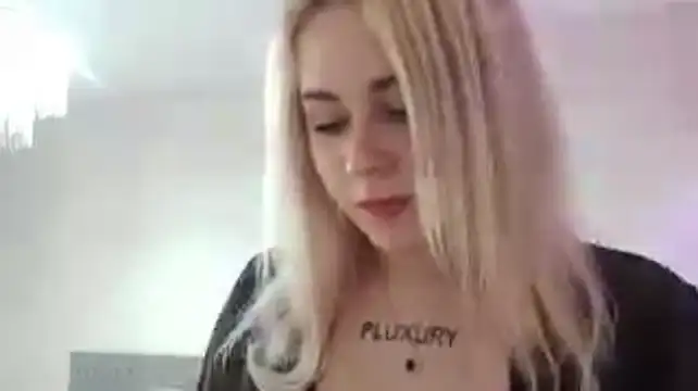 IsaWhitton live cam on StripChat