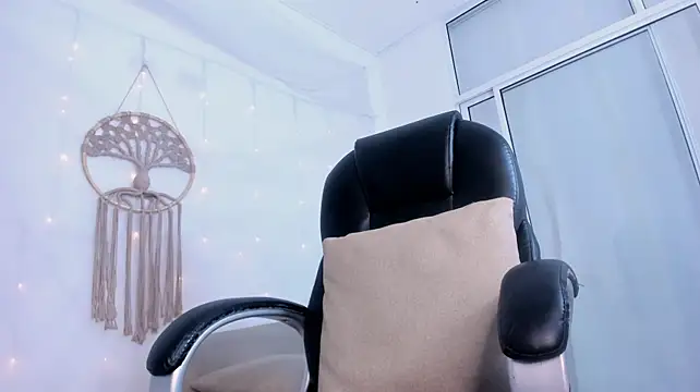 Ginni_charlotte live cam on StripChat