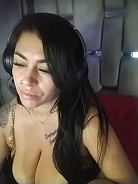 chelaqueen_ live cam on StripChat
