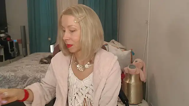 LuxuryNika live cam on StripChat