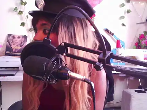 Anaconda2350 live cam on StripChat