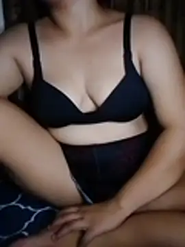 YummyPussy19 live cam on StripChat