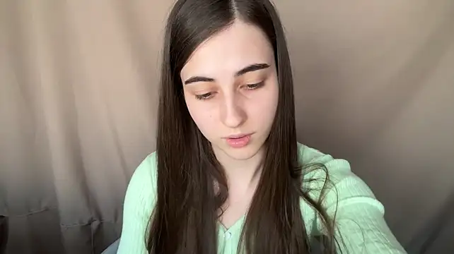 lenitaramshur (F young) - Tease with boobs close cam