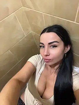 CrazzyChicks live cam on StripChat