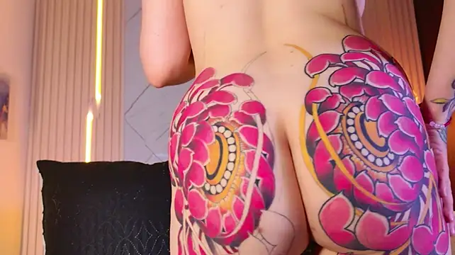 Lilith_Ink99 oiled ass cam girl