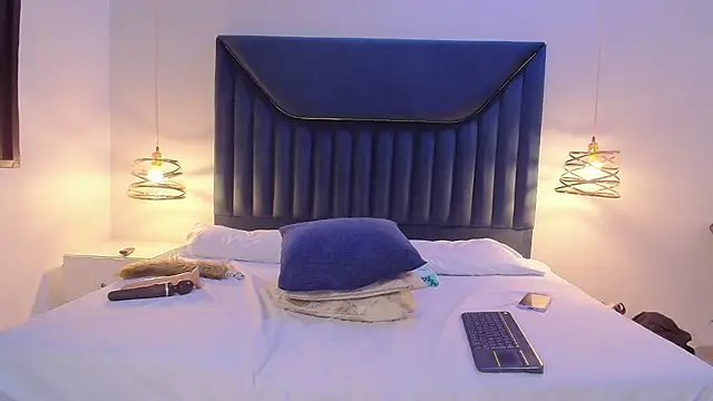 CamilaMoons live cam preview