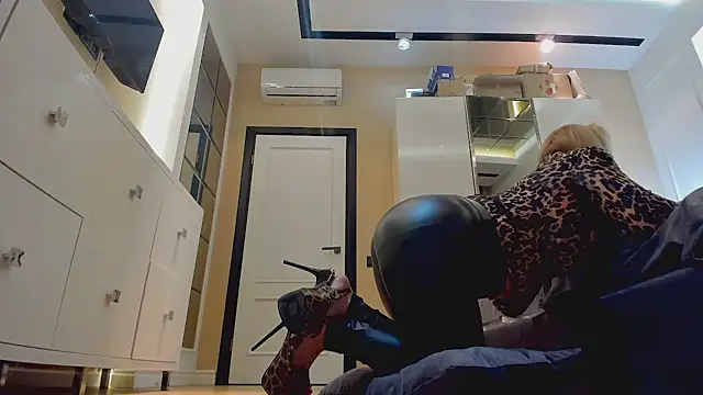 MistressMilfa live cam preview