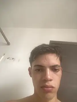 Latinos_2001 live cam on StripChat