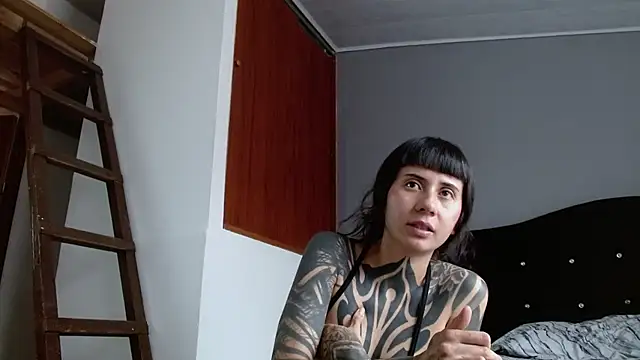 Emilia_1995 live cam on StripChat