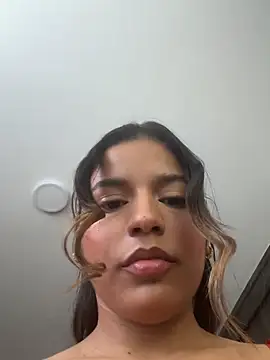 aliiiioweins live cam on StripChat
