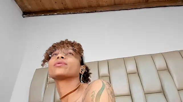 daiana_curly