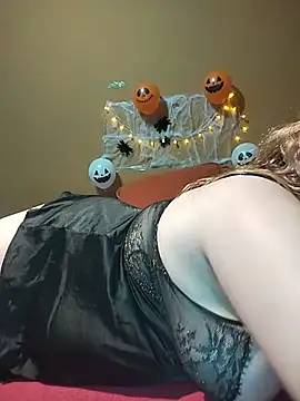 Karolina-a live cam on StripChat