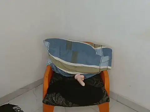 Slim_wetpussy live cam on StripChat