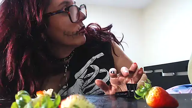 Alicia_inblack
