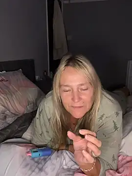 Blondnboujee53 live cam on StripChat