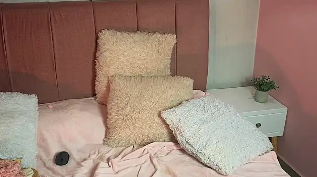 ela_petit (F teen) - fingers in pussy