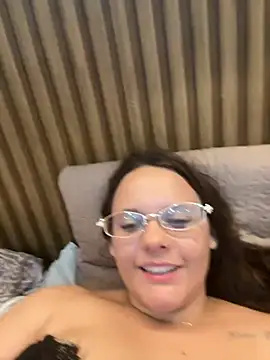 Laryssinha_69 live cam preview