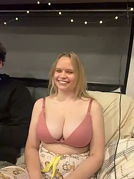 Sweetdivide live cam on StripChat