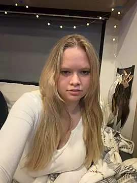 Sweetdivide live cam on StripChat