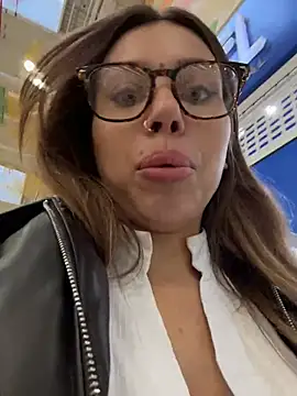 Jucie_Boom live cam on StripChat