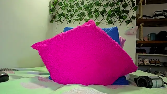 Aleesha_17 live cam preview