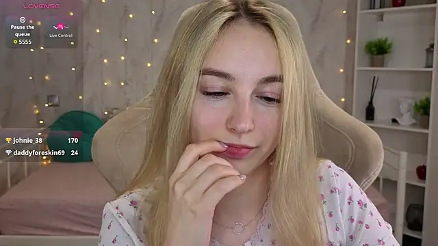 Shy_Polly live cam on StripChat