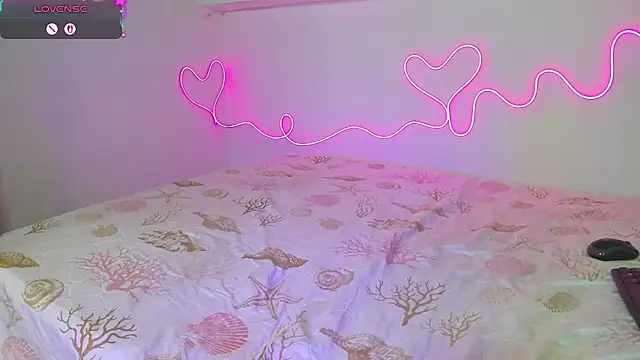 rosseeTobe live cam on StripChat
